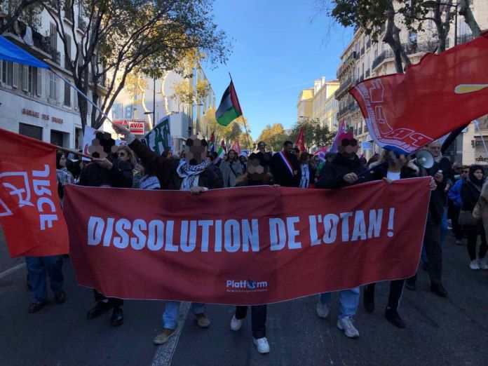 « Dissolution de l’OTAN », « Free Palestine » : manifestation des JRCF