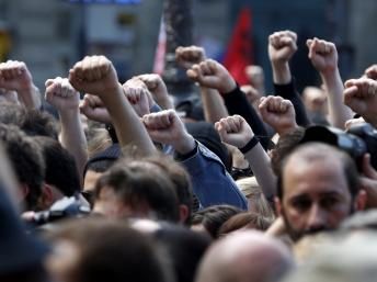 Jeunes précaires et chômeurs : c’est l’UE qui détruit nos emplois, pas les immigrés !