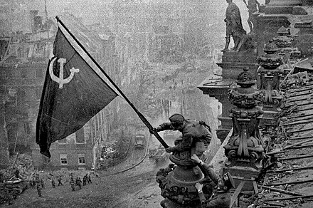 Hommages desJeunes pour la Renaissance Communiste en Franceaux héros communistes, vainqueurs du nazisme