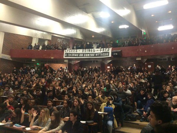 Blocage à Tolbiac : entretien avec deux JRCF